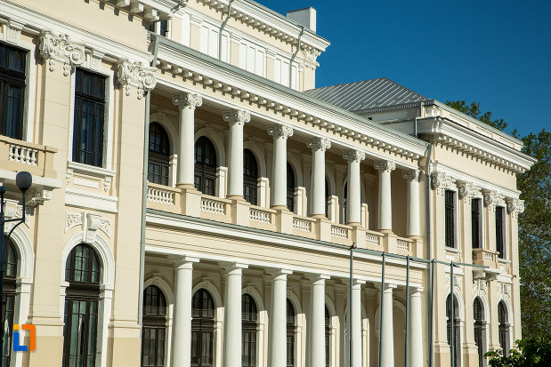 sir-de-coloane-de-la-teatrul-din-drobeta-turnu-severin-judetul-mehedinti.jpg