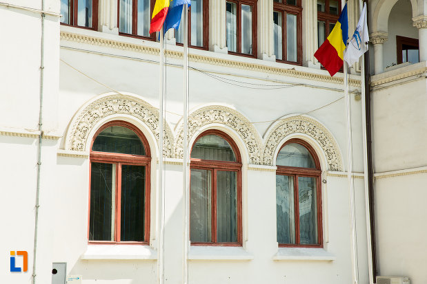 sir-de-ferestre-de-la-caminul-de-ucenici-al-cooperatiei-mestesugaresti-azi-primaria-din-targu-jiu-judetul-gorj.jpg