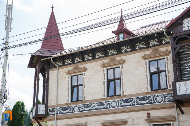 sir-de-ferestre-de-la-hotelul-carol-fosta-vila-1-1896-din-vatra-dornei-judetul-suceava.jpg