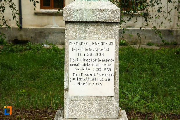 soclul-de-la-bustul-lui-gh-rarincescu-din-focsani-judetul-vrancea.jpg