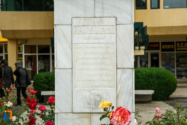 soclul-de-la-bustul-lui-mihai-eminescu-din-focsani-judetul-vrancea.jpg