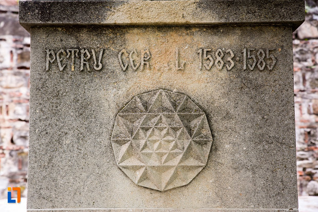 soclul-de-la-bustul-lui-petru-cercel-din-targoviste-judetul-dambovita.jpg