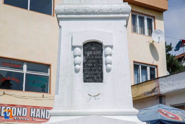 soclul-de-la-monumentul-eroilor-din-slanic-judetul-prahova.jpg