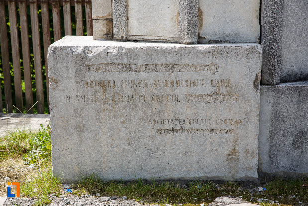 soclul-de-la-monumentul-inaintasilor-din-breaza-judetul-prahova.jpg