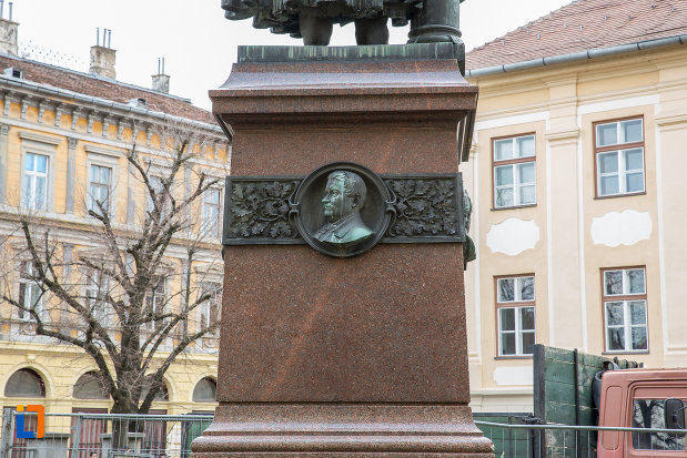 soclul-de-la-statuia-episcopului-georg-daniel-teutsch-1899-din-sibiu-judetul-sibiu.jpg