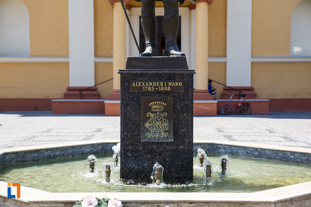 soclul-de-la-statuia-lui-alexander-i-nako-din-sannicolau-mare-judetul-timis.jpg