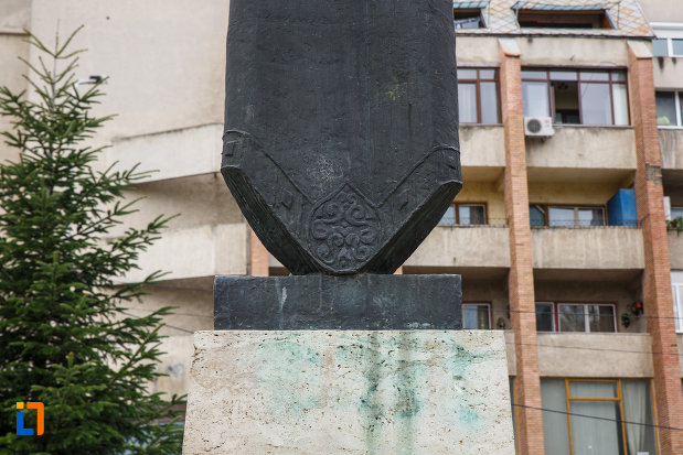 soclul-de-la-statuia-lui-mircea-cel-batran-din-ramnicu-valcea-judetul-valcea.jpg