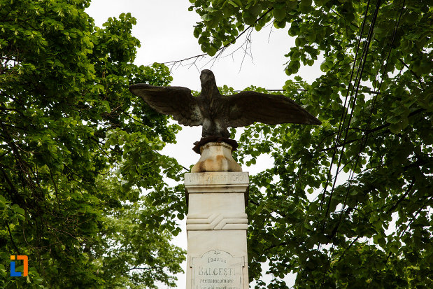 soimul-de-pe-monumentul-eroilor-din-balcesti-judetul-valcea.jpg