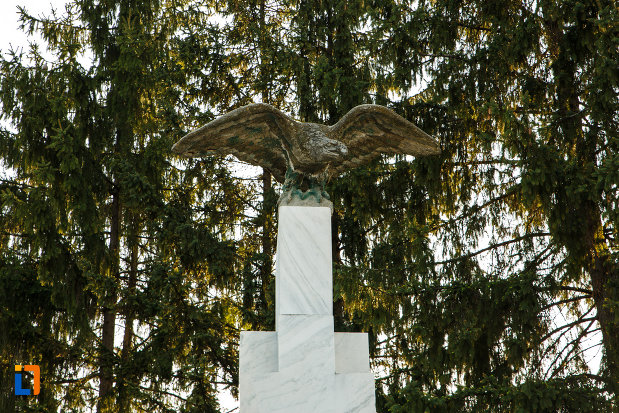 soimul-de-pe-monumentul-eroilor-din-horezu-judetul-valcea.jpg