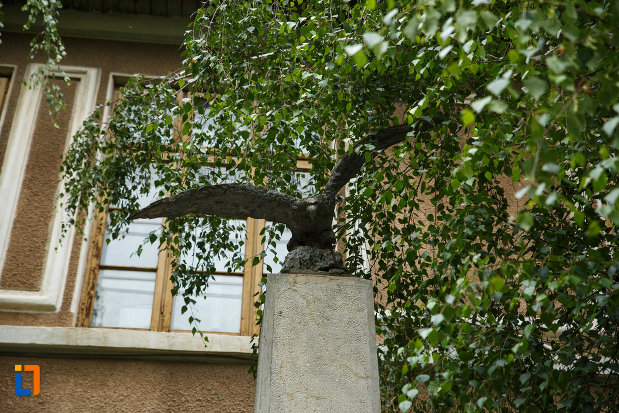 soimul-de-pe-monumentul-eroilor-regimentului-10-dorobanti-din-marasesti-judetul-vrancea.jpg