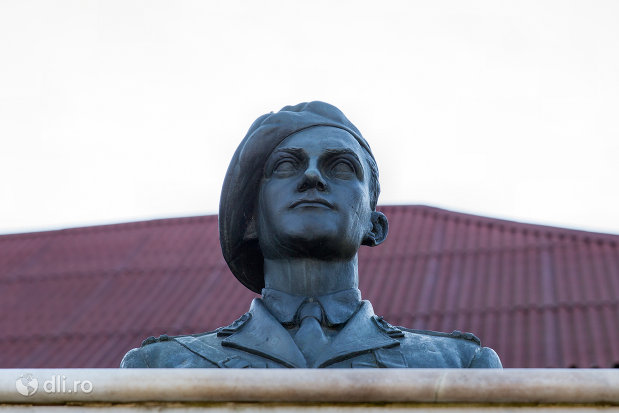 soldat-de-la-monumentul-eroilor-cazuti-in-razboaiele-mondiale-i-si-ii-din-chiuzbaia-judetul-maramures.jpg