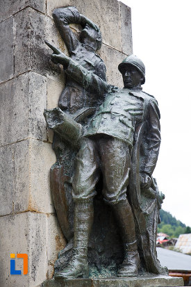 soldatii-de-la-monumentul-eroilor-din-azuga-judetul-prahova.jpg
