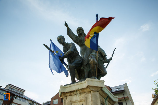 soldatii-de-pe-monumentul-eroilor-1916-1918-din-odobesti.jpg