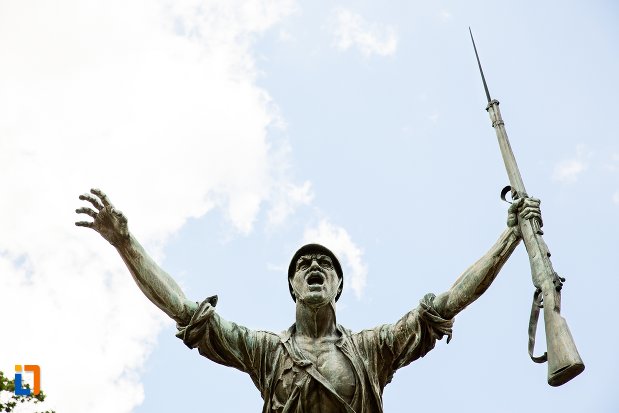 soldatul-de-la-monumentul-eroilor-din-dorohoi-judetul-botosani-vazut-din-fata.jpg