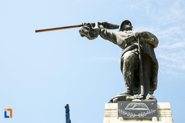 soldatul-de-la-monumentul-eroilor-din-novaci-judetul-gorj.jpg