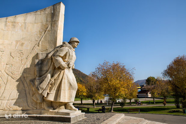 soldatul-de-la-monumentul-ostasului-romandin-baia-mare-judetul-maramures.jpg