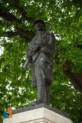 soldatul-de-pe-monumentul-eroilor-de-la-1916-1918-din-panciu-judetul-vrancea.jpg