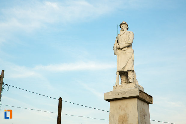 soldatul-de-pe-monumentul-eroilor-din-draganesti-olt-judetul-olt.jpg