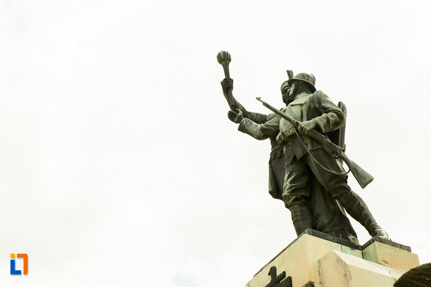 soldatul-de-pe-monumentul-eroilor-din-primul-razboi-mondial-din-drobeta-turnu-severin-judetul-mehedinti.jpg