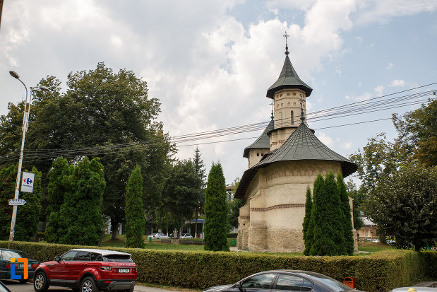spatiu-verde-cu-biserica-sf-nicolae-prajescu-1611-din-suceava-judetul-suceava.jpg