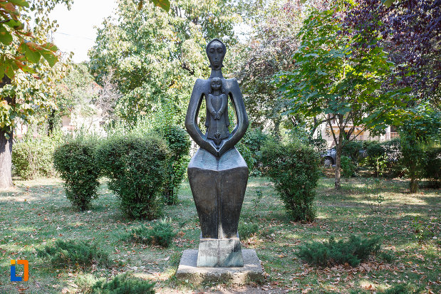 spatiu-verde-cu-statuia-maternitate-din-ploiesti-judetul-prahova.jpg