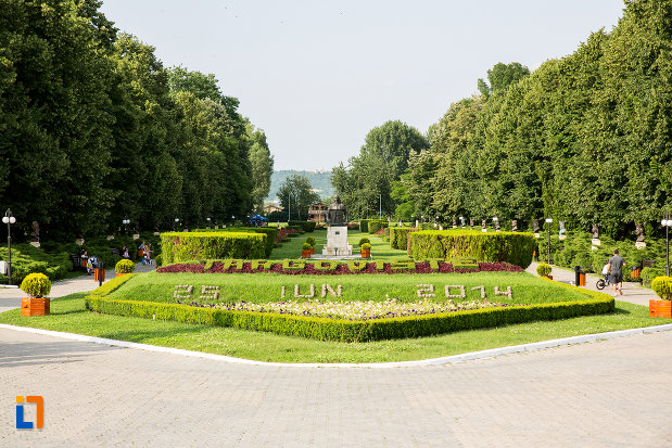 spatiu-verde-din-parcul-chindia-din-targoviste-judetul-dambovita.jpg