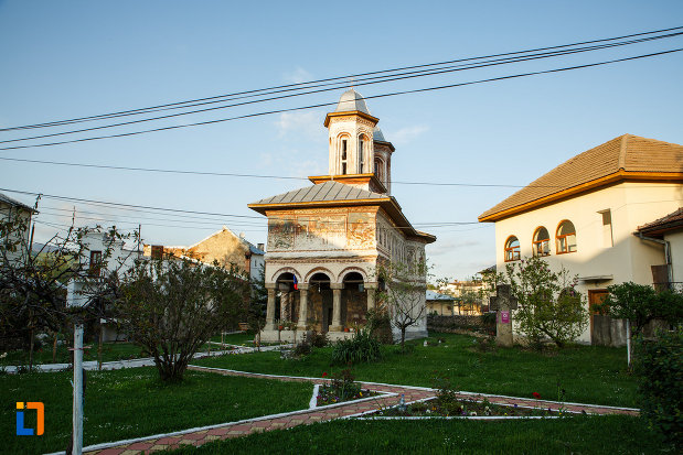 spatiul-verde-de-langa-biserica-veche-intrarea-in-biserica-din-horezu-judetul-valcea.jpg