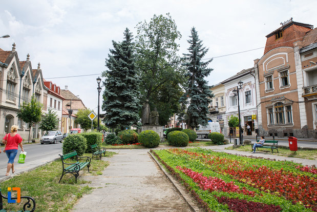 spatiul-verde-unde-se-afla-statuia-lui-bolyai-farkas-si-bolyai-janos-din-targu-mures-judetul-mures.jpg