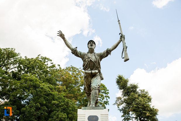 spldatul-de-la-monumentul-eroilor-din-dorohoi-judetul-botosani.jpg