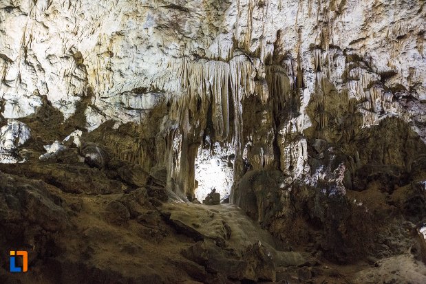 stalactite-din-pestera-valea-cetatii-din-rasnov-judetul-brasov.jpg