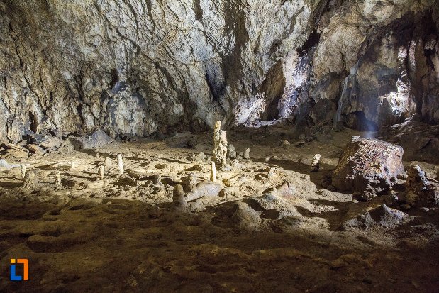 stalagmite-din-pestera-valea-cetatii-din-rasnov-judetul-brasov.jpg