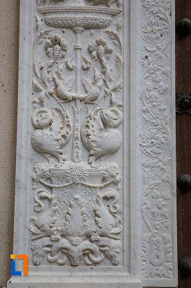 stalp-cu-motive-decorative-castelul-peles-din-sinaia-judetul-prahova.jpg