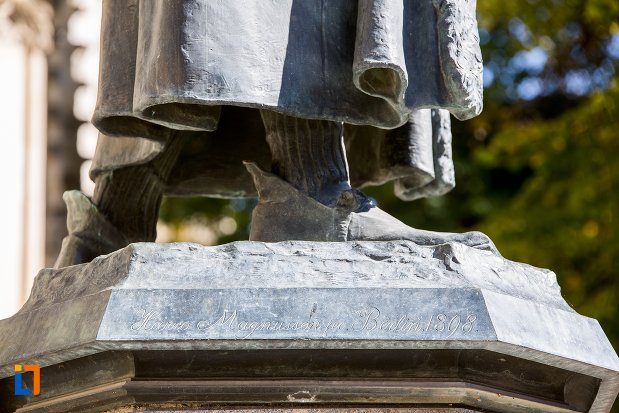 stativul-de-la-statuia-lui-johannes-honterus-din-brasov-judetul-brasov.jpg