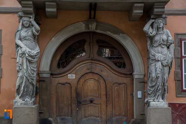 statui-de-la-casa-cu-cariatide-din-sibiu-judetul-sibiu.jpg