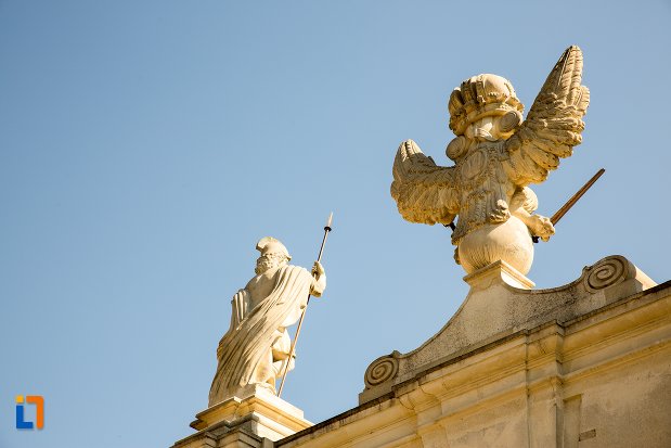 statui-de-pe-poarta-a-i-a-a-cetatii-din-alba-iulia-judetul-alba-vazute-din-spate.jpg