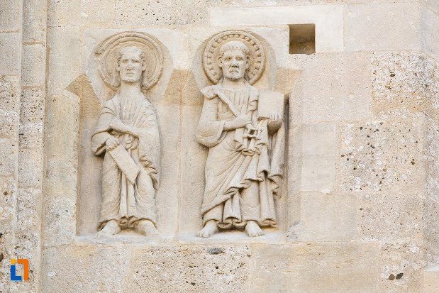 statui-din-piatra-catedrala-romano-catolica-sfantul-mihail-din-alba-iulia-judetul-alba.jpg