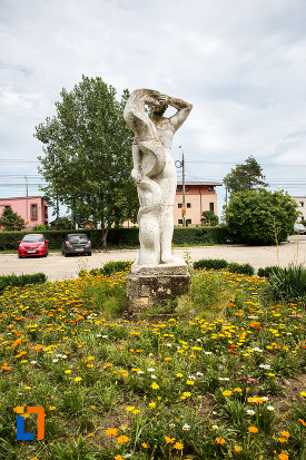 statuia-cultura-fizica-din-eforie-nord-judetul-constanta-vazuta-din-spate.jpg