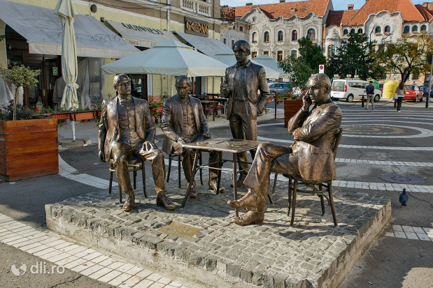 statuia-cum-membrii-fondatori-ai-societatii-literare-a-holnap-din-oradea-judetul-bihor-vazuta-din-lateral.jpg
