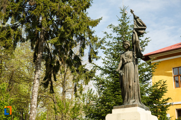 statuia-de-pe-monumentul-eroilor-din-ocnele-mari-judetul-valcea.jpg