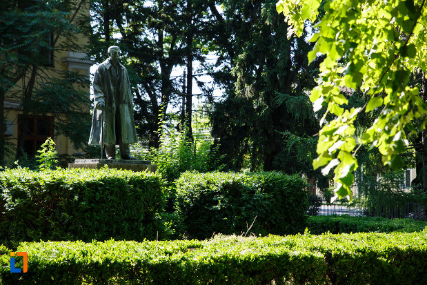 statuia-dr-karl-diel-din-jimbolia-judetul-timis-imagine-de-la-distanta.jpg