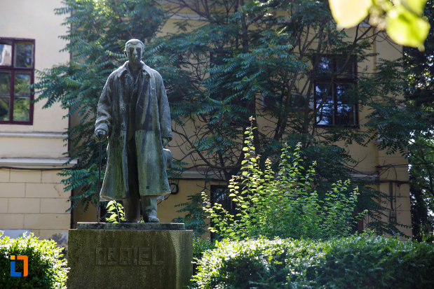 statuia-dr-karl-diel-din-jimbolia-judetul-timis-vazuta-din-fata.jpg