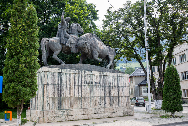 statuia-dragos-voda-si-zimbrul-din-campulung-moldovenesc-judetul-suceava.jpg