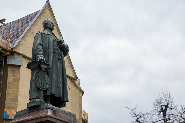 statuia-episcopului-georg-daniel-teutsch-1899-din-sibiu-judetul-sibiu-vazut-din-lateral.jpg