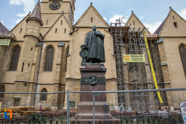 statuia-episcopului-georg-daniel-teutsch-1899-din-sibiu-judetul-sibiu-vazuta-din-departare.jpg