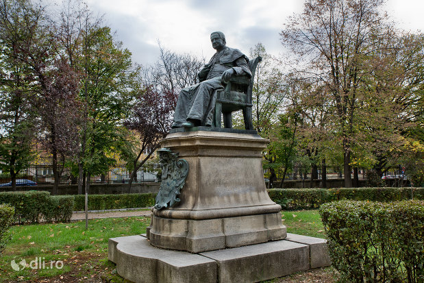 statuia-episcopului-tordai-szaniszlo-laszlo-din-oradea-judetul-bihor-vazuta-din-lateral.jpg