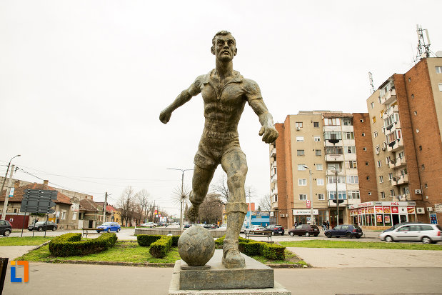 statuia-fotbalistului-din-arad-judetul-arad.jpg