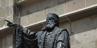 statuia lui Johannes Honterus