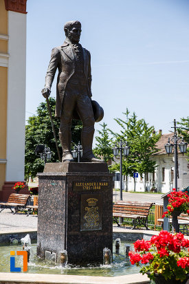 statuia-lui-alexander-i-nako-din-sannicolau-mare-judetul-timis-vazut-dintr-o-parte.jpg