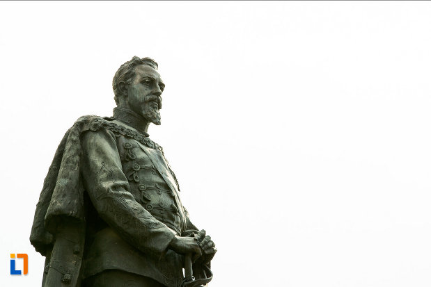statuia-lui-alexandru-ioan-cuza-din-craiova-judetul-dolj-vazuta-din-lateral.jpg