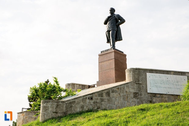 statuia-lui-anghel-saligny-din-constanta-judetul-constanta-vazuta-din-depatare.jpg